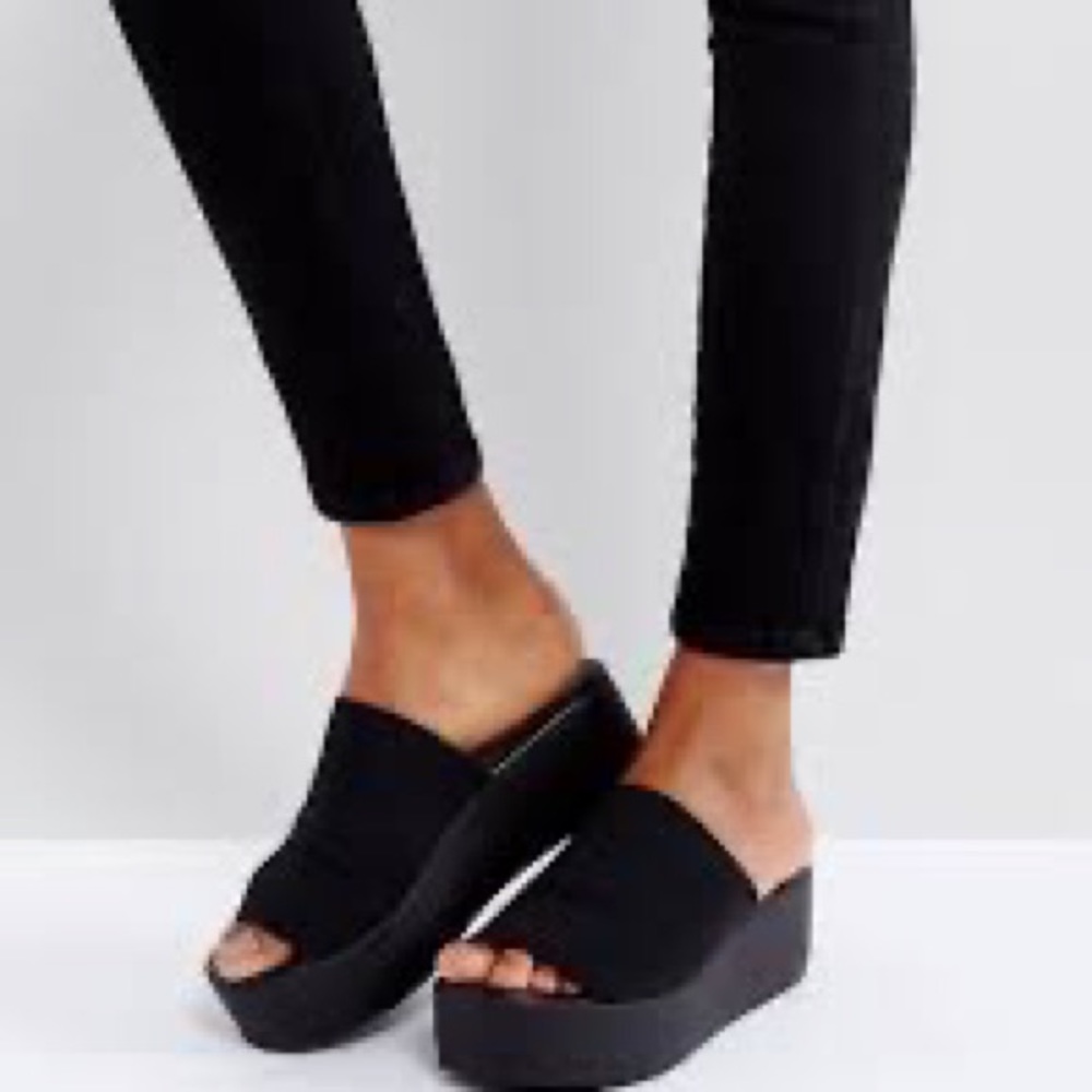 Slinky30 Black Sandals by Steve Madden